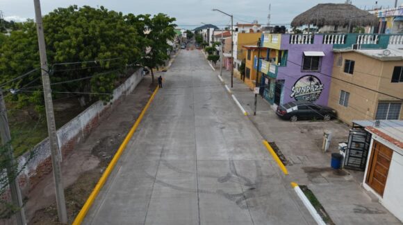 Entregan primera etapa de la calle Huatabampito; anuncian otros 250 metros de pavimentación en Mazatlán, Sinaloa