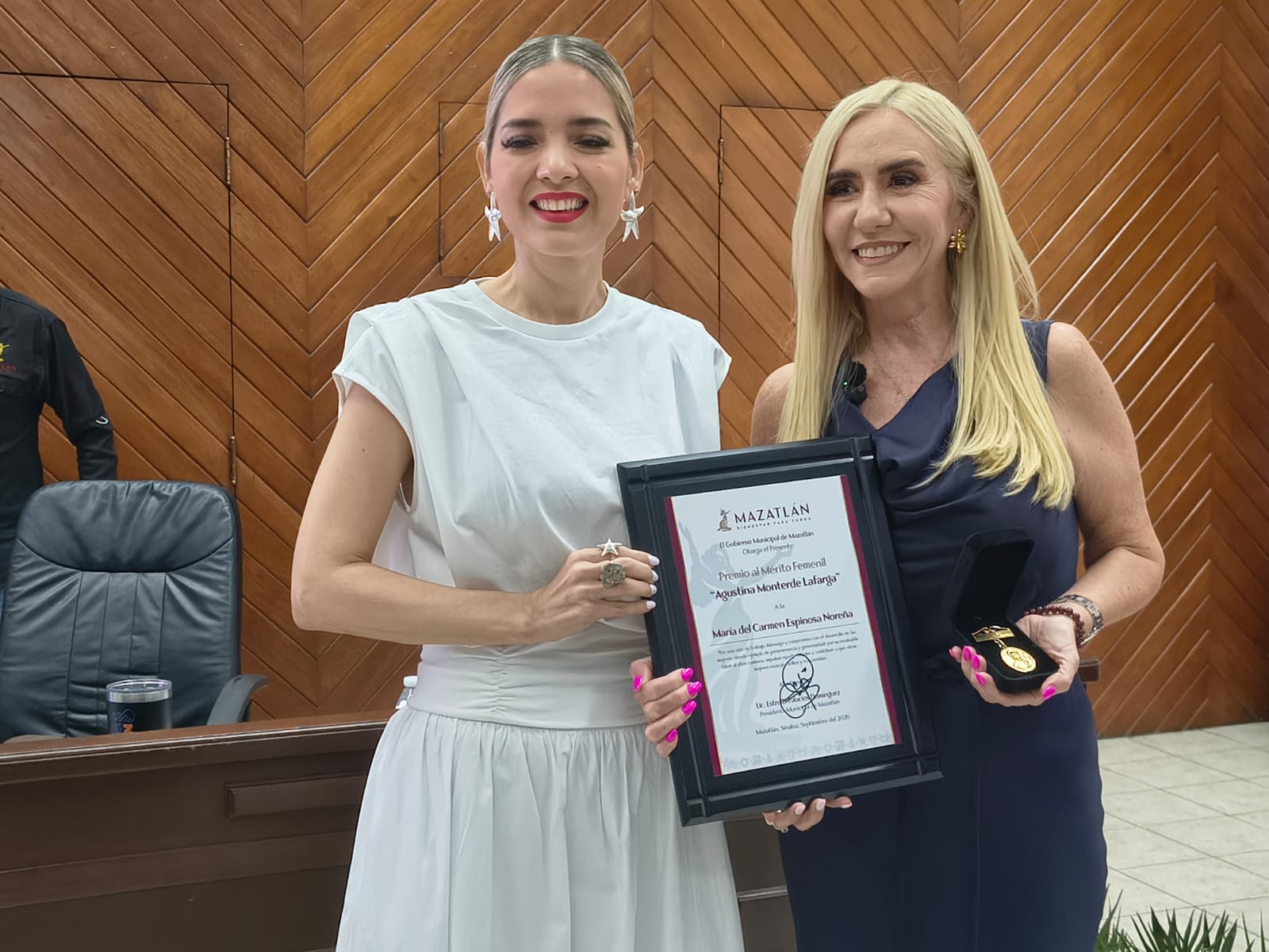 Entregan Premio al Mérito Femenino a María del Carmen Espinoza Noreña en Mazatlán