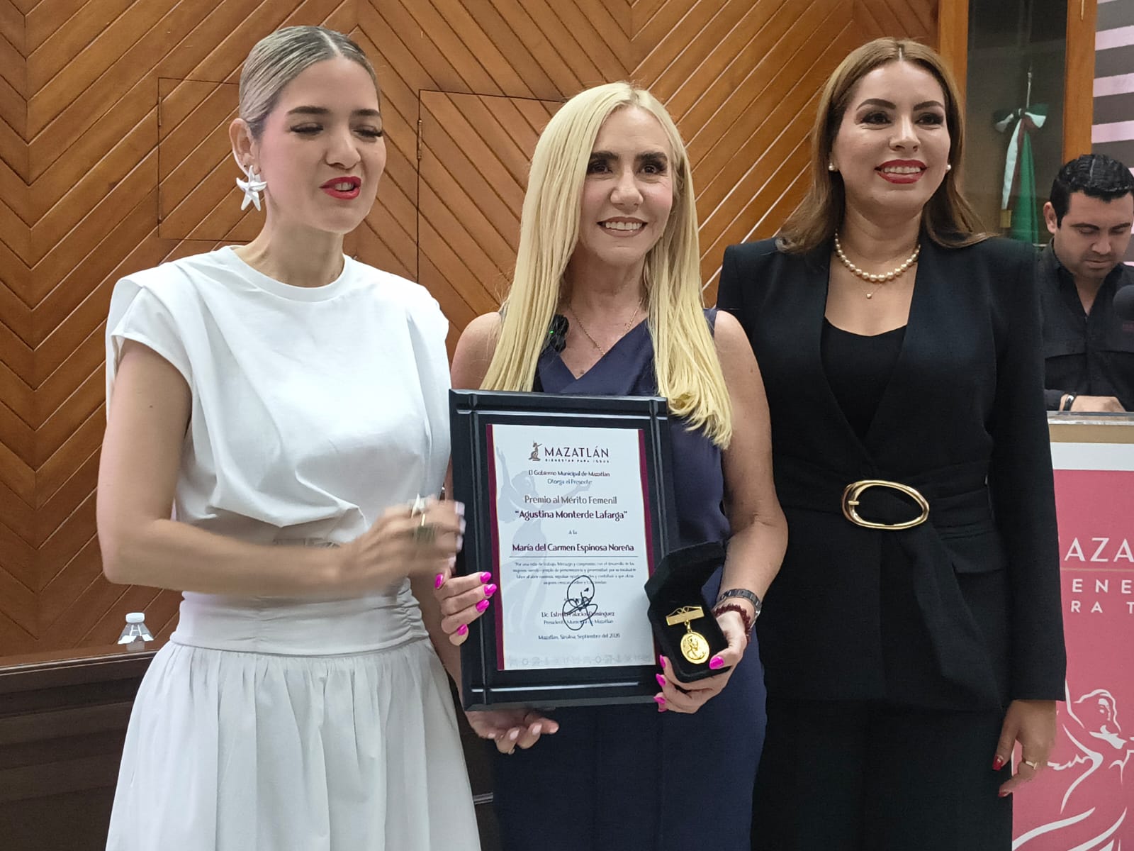 Entregan Premio al Mérito Femenino a María del Carmen Espinoza Noreña en Mazatlán