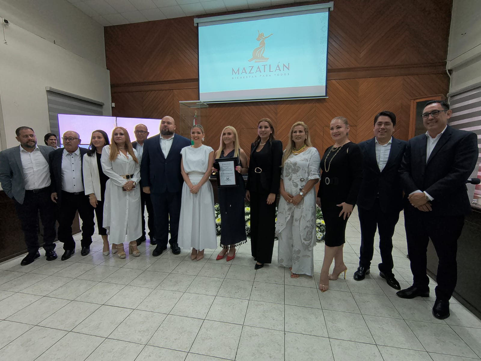 Entregan Premio al Mérito Femenino a María del Carmen Espinoza Noreña en Mazatlán