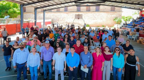 Equipa Sinaloa llega a El Fuerte; comerciantes reciben 209 apoyos del programa