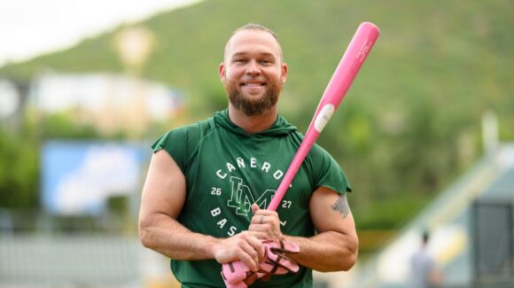 ¡El campeón bate ya está en casa! Eric Filia ya entrena con Cañeros de Los Mochis
