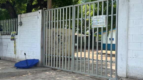 Padres exigen condiciones seguras para reanudar clases en primaria de Culiacán tras muerte de madre de familia