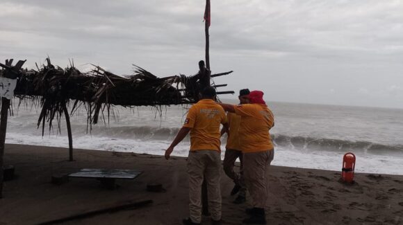 Escuinapa, Sinaloa, cierra el puerto y restringe playas por efectos del huracán ‘Polo’