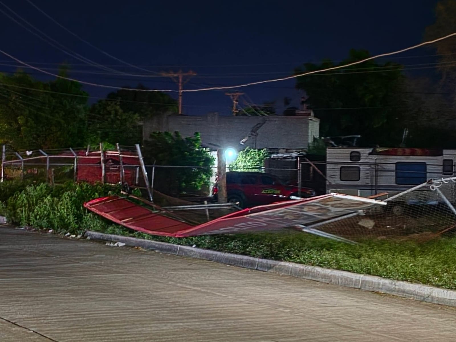 Espectacular caído por fuerte racha de viento en Los Mochis