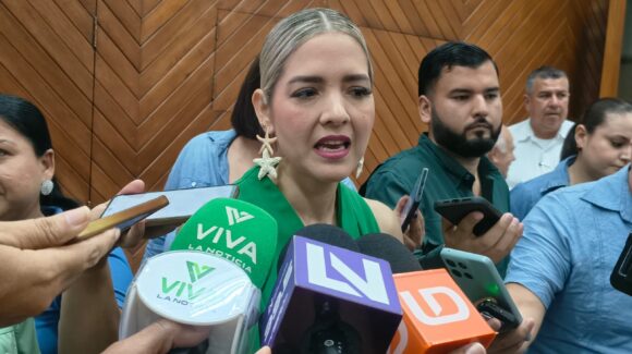 Tras nuevos rumores, ahora de cancelación de visa, Estrella Palacios aclara situación de Román Quintero