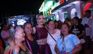 Entre fotos y saludos, Estrella Palacios convive con familias previo al Grito en Mazatlán, Sinaloa