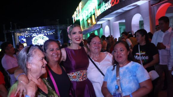 Entre fotos y saludos, Estrella Palacios convive con familias previo al Grito en Mazatlán, Sinaloa