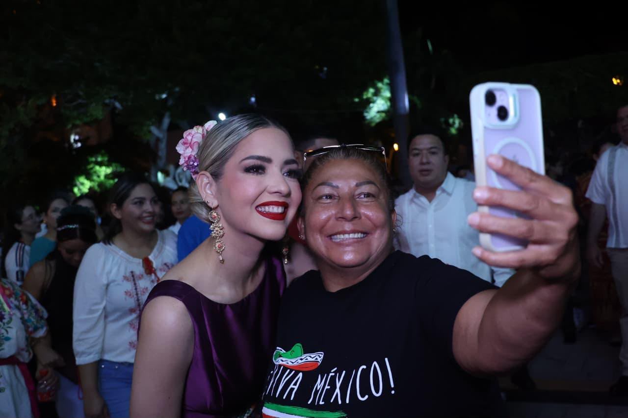 Estrella Palacios saluda a la población en Plazuela República previo al Grito de Independencia