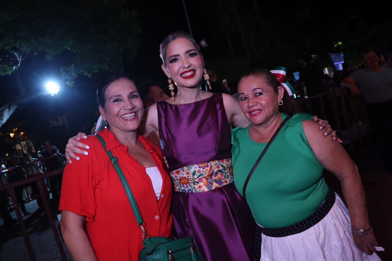 Estrella Palacios saluda a la población en Plazuela República previo al Grito de Independencia