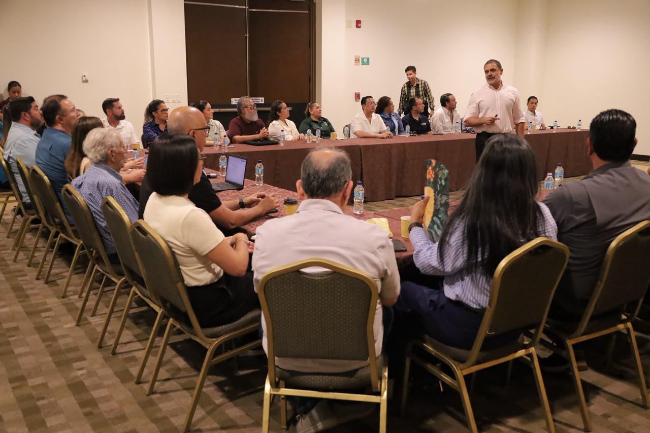 Estrella Palacios se reúne con empresarios hoteleros para revisar el Estudio de Verano 2026