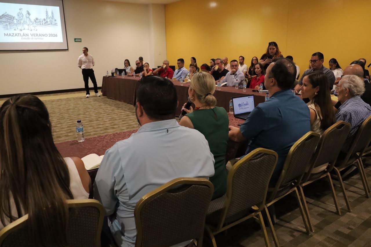 Estrella Palacios se reúne con empresarios hoteleros para revisar el Estudio de Verano 2026