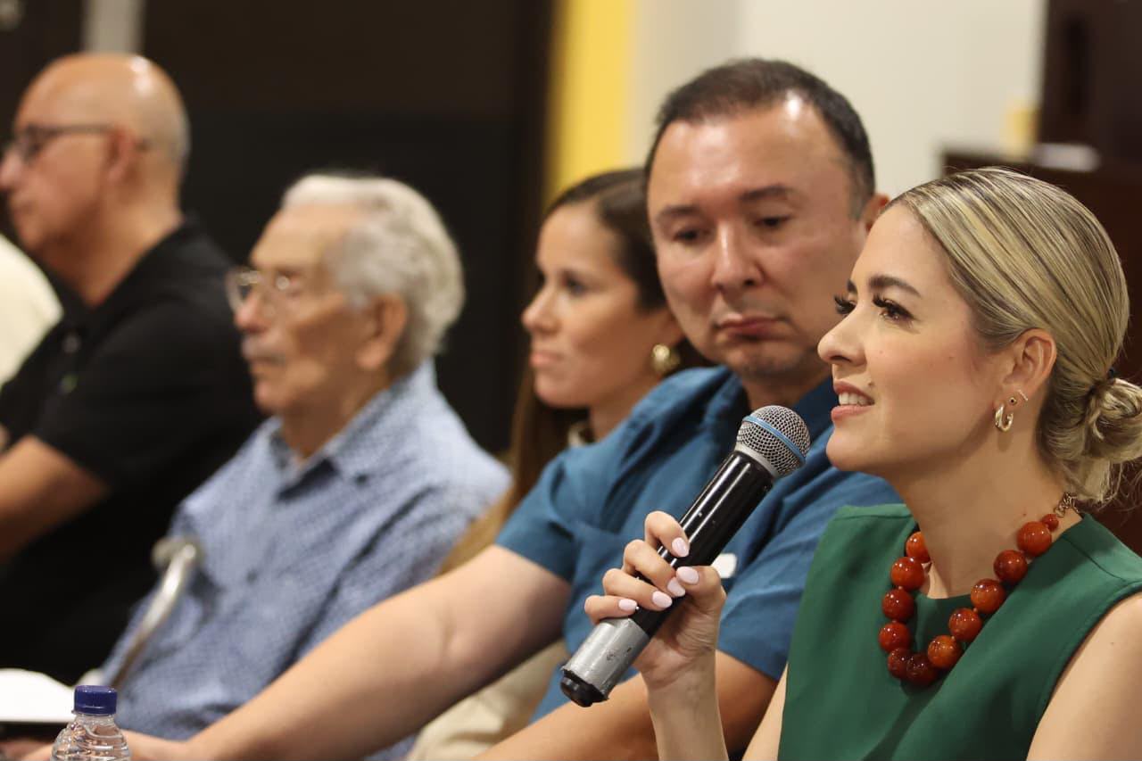 Estrella Palacios se reúne con empresarios hoteleros para revisar el Estudio de Verano 2026