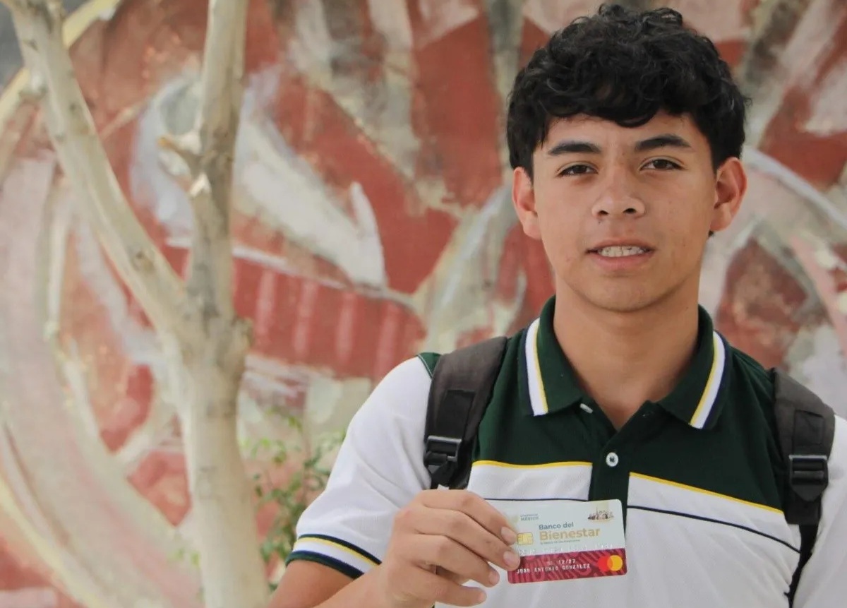 Estudiante de preparatoria con su tarjeta del Bienestar para cobrar la Beca Benito Juárez