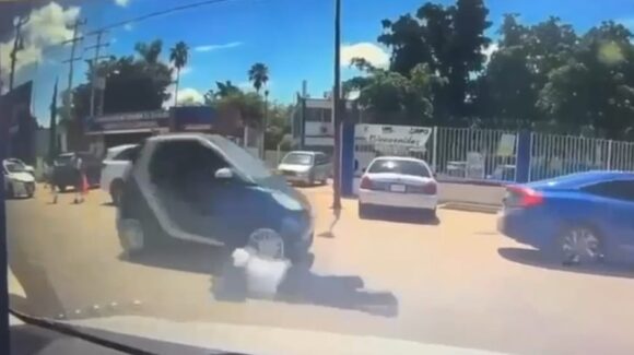 ¡Como si nada hubiera pasado! Estudiante es embestido por automóvil al salir de preparatoria en Guamúchil; ambos siguen su marcha
