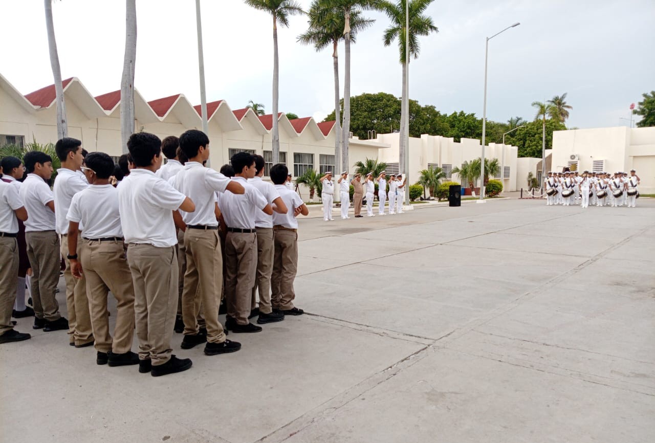 Estudiantes de secundaria visitan la Cuarta Región Naval en Mazatlán