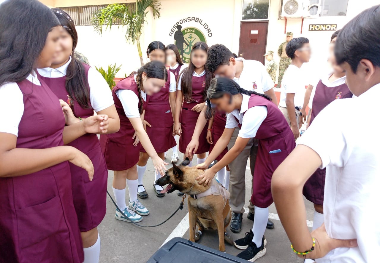 Estudiantes de secundaria visitan la Cuarta Región Naval en Mazatlán