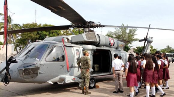 ¡De las aulas al mar! Estudiantes de Mazatlán, Sinaloa, conocen un buque, un Black Hawk y el trabajo de Marina
