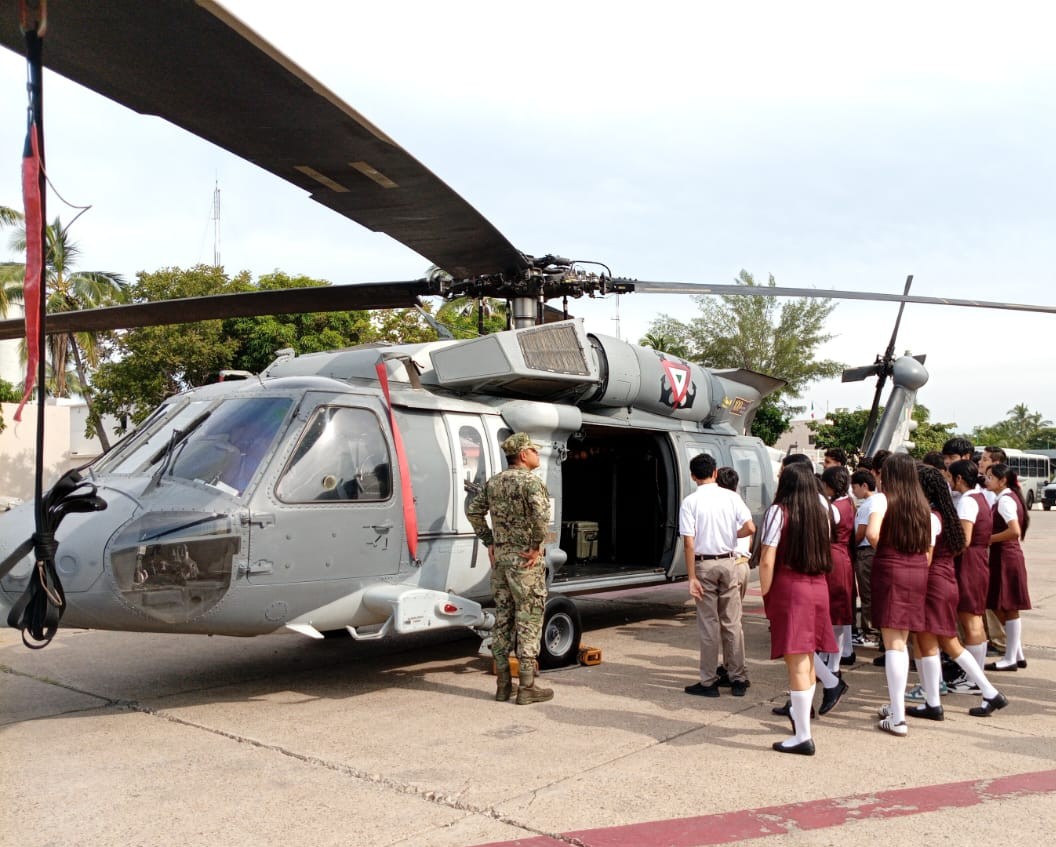 Estudiantes de secundaria visitan la Cuarta Región Naval en Mazatlán