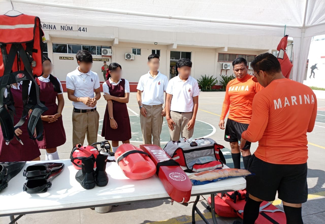 Estudiantes de secundaria visitan la Cuarta Región Naval en Mazatlán