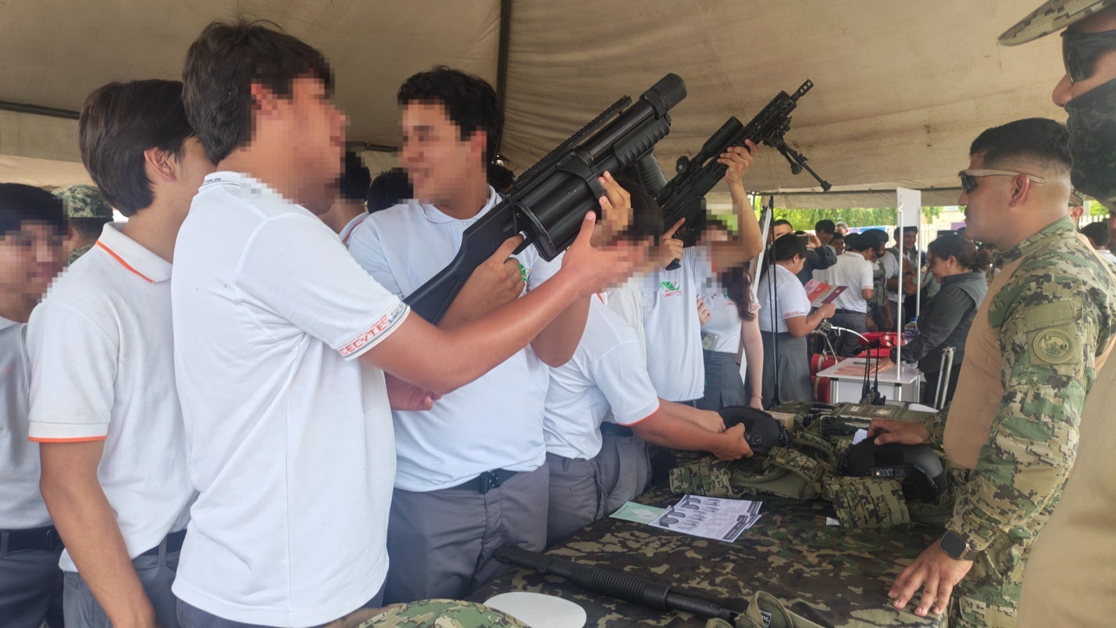 Estudiantes interactúan con elementos de Marina durante Jornada de Paz en Mazatlán