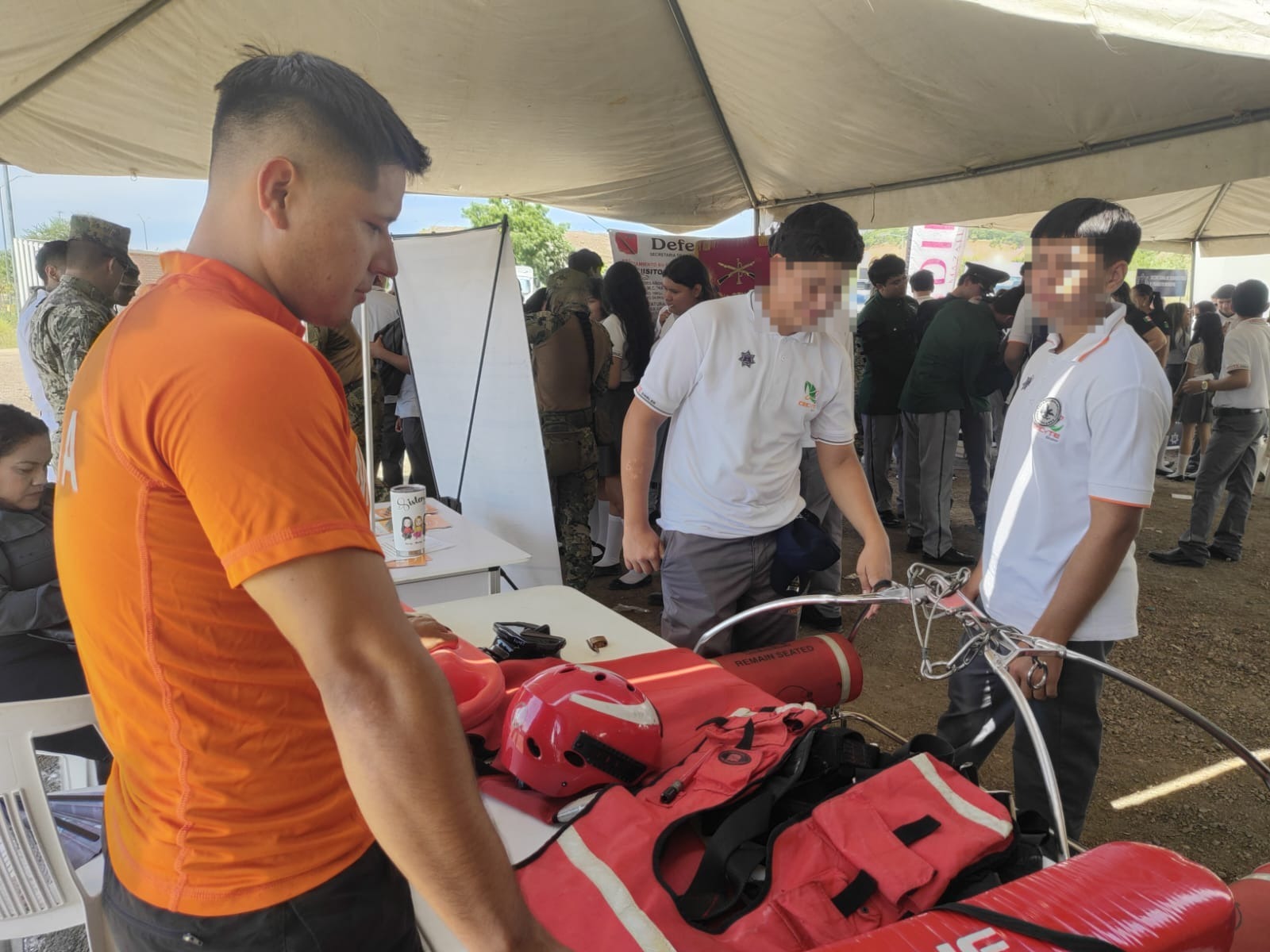 Estudiantes interactúan con elementos de Marina durante Jornada de Paz en Mazatlán