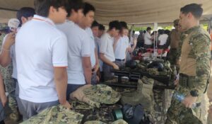 Estudiantes de Mazatlán, Sinaloa, se acercan a la Marina; prueban uniformes y conocen su equipo táctico