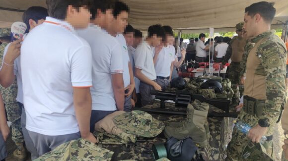 Estudiantes de Mazatlán, Sinaloa, se acercan a la Marina; prueban uniformes y conocen su equipo táctico
