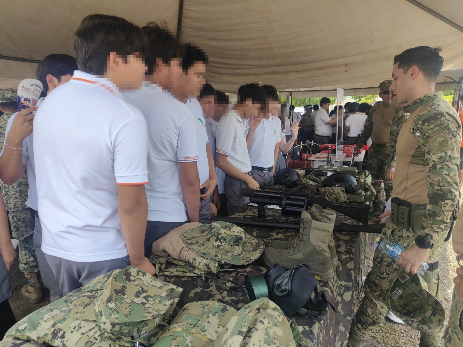 Estudiantes interactúan con elementos de Marina durante Jornada de Paz en Mazatlán