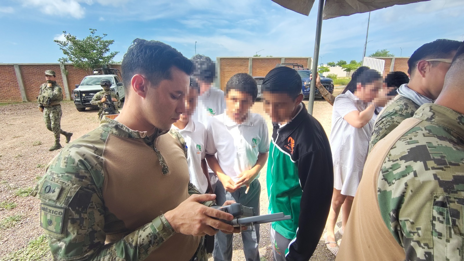 Estudiantes interactúan con elementos de Marina durante Jornada de Paz en Mazatlán