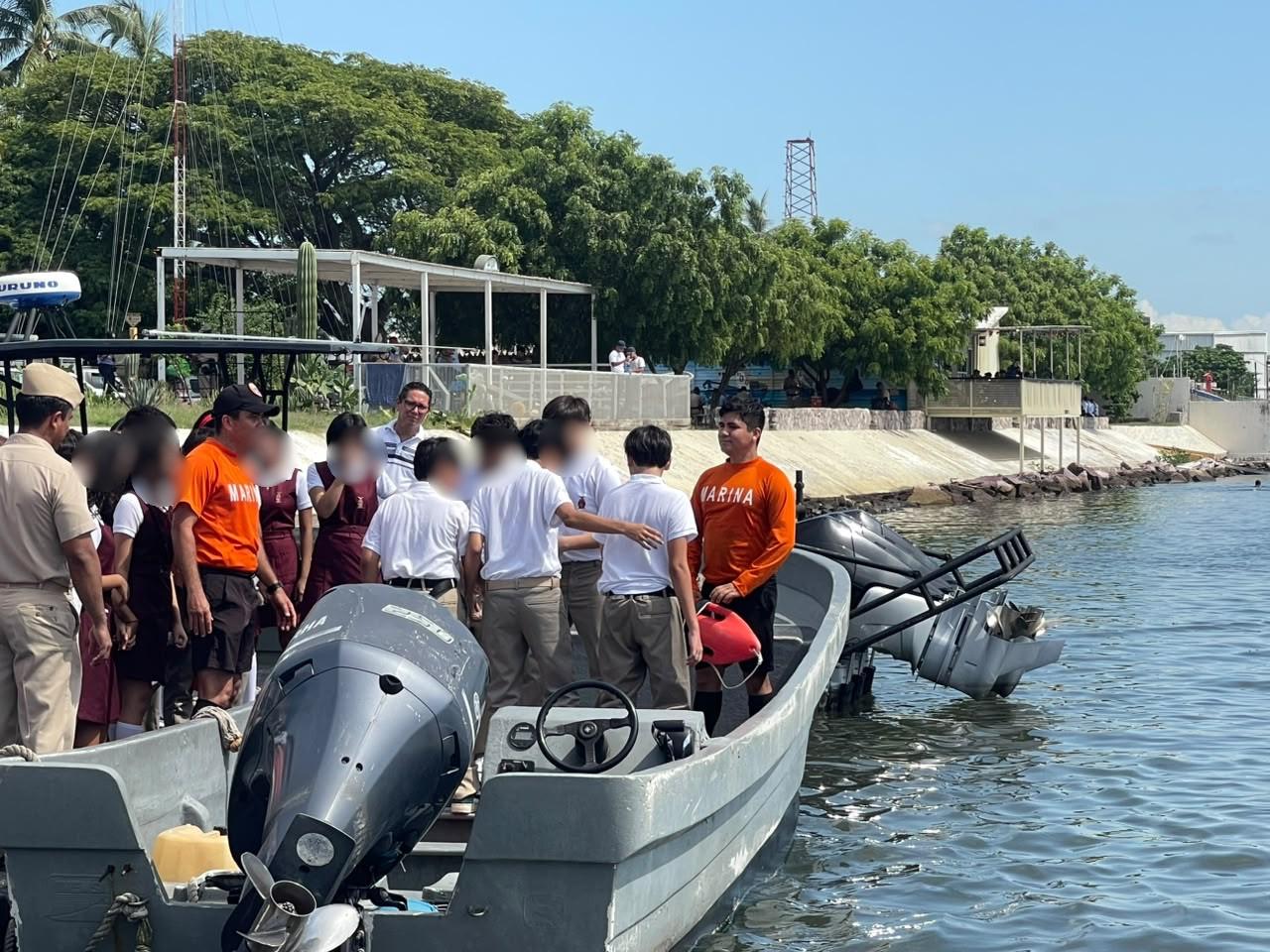 Estudiantes visitan la Cuarta Región Naval en Mazatlán