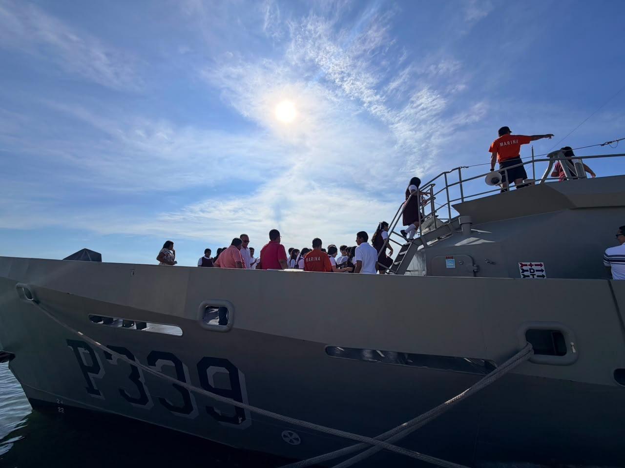 Estudiantes visitan la Cuarta Región Naval en Mazatlán