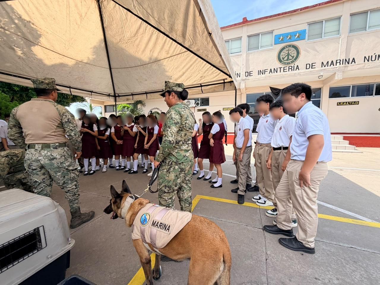 Estudiantes visitan la Cuarta Región Naval en Mazatlán