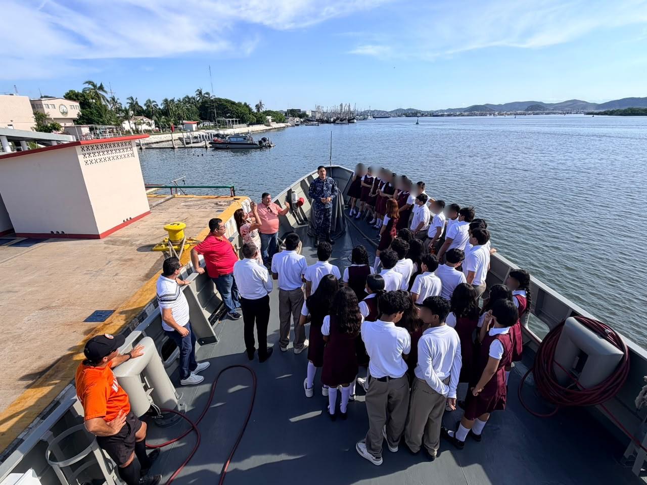 Estudiantes visitan la Cuarta Región Naval en Mazatlán