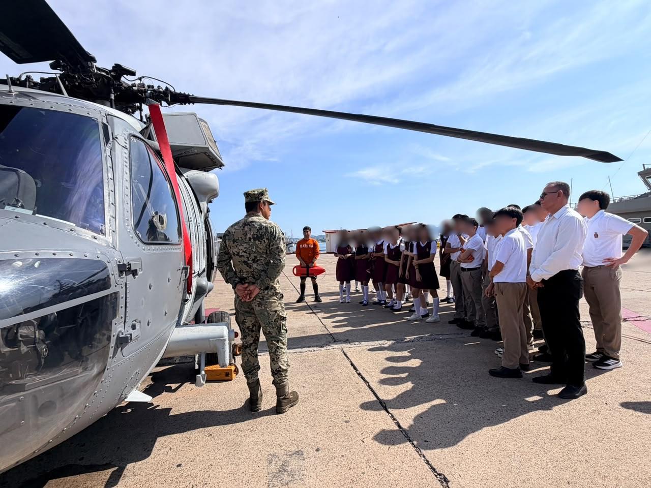 Estudiantes visitan la Cuarta Región Naval en Mazatlán
