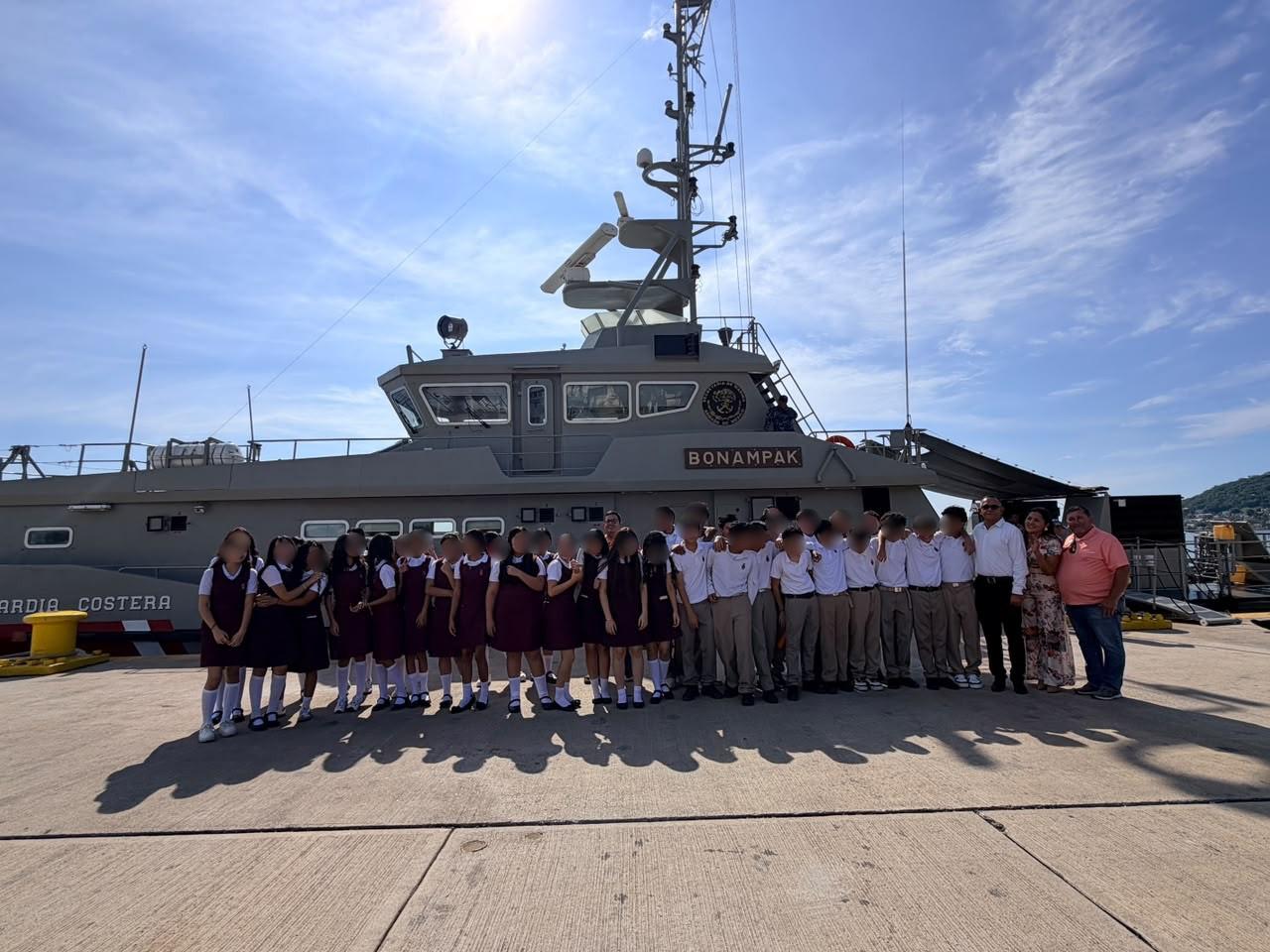 Estudiantes visitan la Cuarta Región Naval en Mazatlán