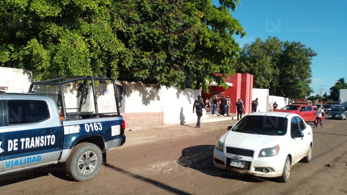 evacuan alumnos y maestros de una escuela en costa rica de culiacan por fuga de gas calle