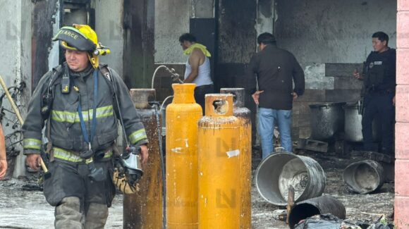 Explosión de cilindros de gas deja a una mujer con quemaduras en las piernas en un domicilio de la sindicatura de Aguaruto en Culiacán