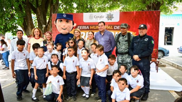 En Cosalá, Sinaloa, estudiantes aprenden a quién acudir ante una emergencia