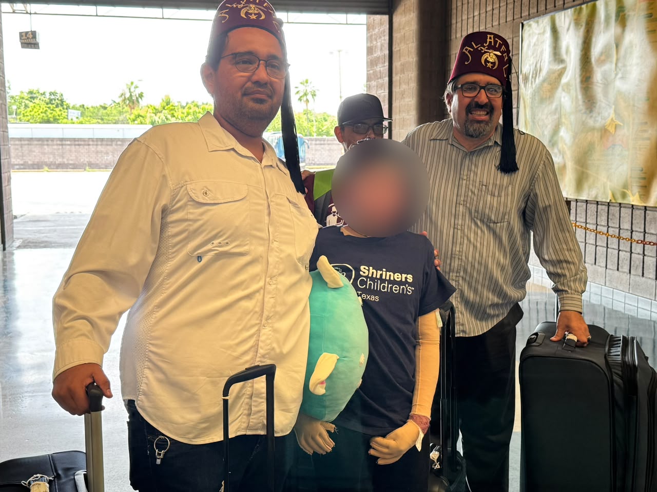 Fernando regresa a Sinaloa con evolución favorable; salvó a sus hermanos durante explosión de su casa en Guamúchil