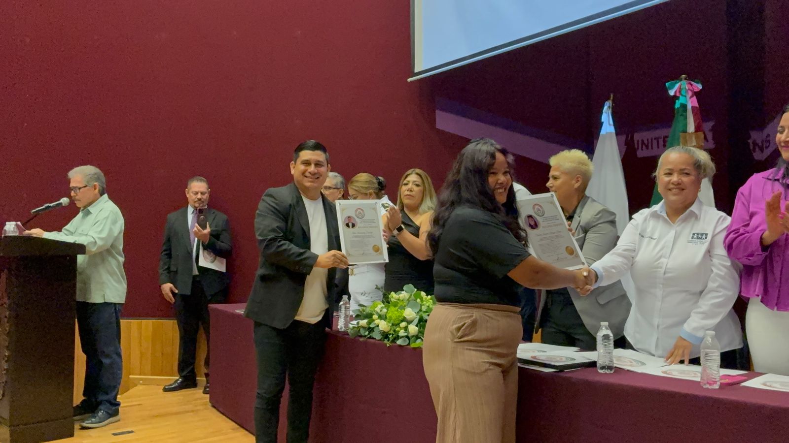 Fidel Hernández recibe reconocimiento de la Comisión Internacional de Derechos Humanos por la Igualdad de Género