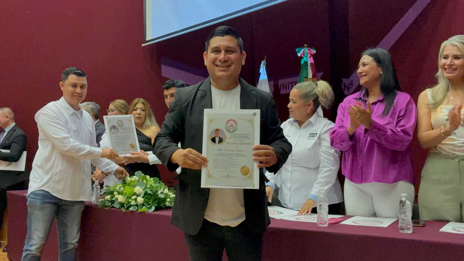 Fidel Hernández recibe reconocimiento de la Comisión Internacional de Derechos Humanos por la Igualdad de Género