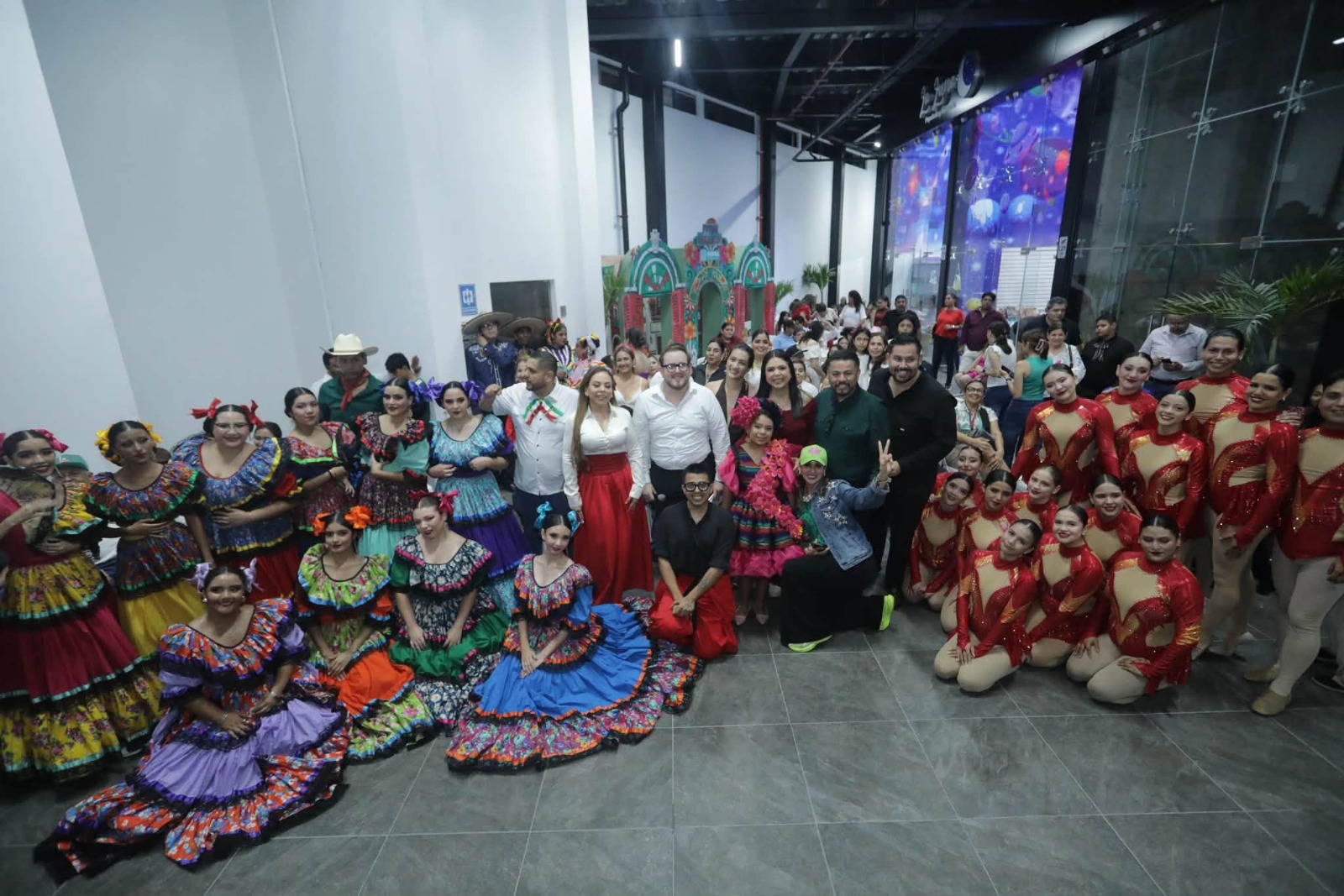 Fiesta mexicana de Hersa en Plaza Árcangel de Mazatlán