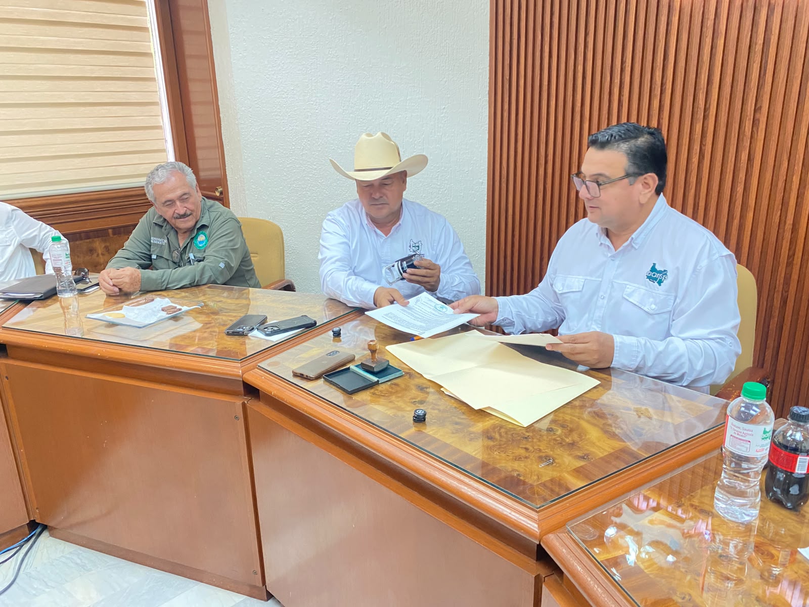 Firma del convenio entre la AARSP y la Junta Local de Sanidad Vegetal en Guasave