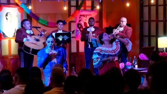 ‘Flor de Tres Raíces’ llena el CMA de Mazatlán, Sinaloa de música, nostalgia y grandes voces mexicanas
