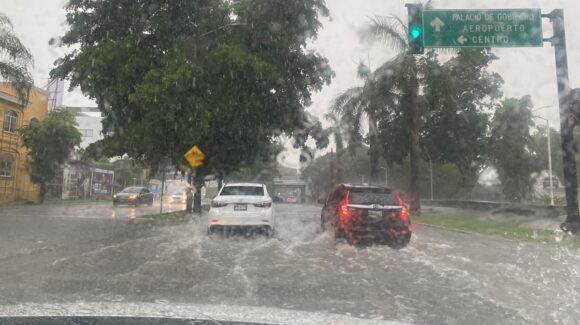 Fuerte lluvia azota en Culiacán, Sinaloa; prevén más precipitaciones esta semana