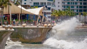fuerte oleaje en mazatlan sinaloa