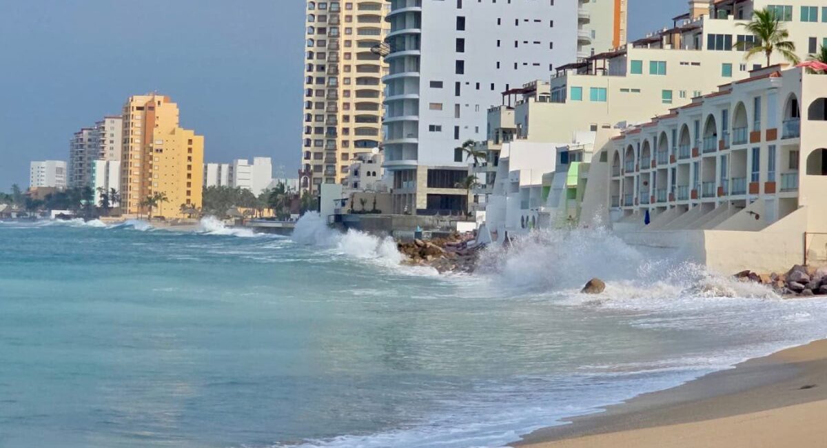 ¿Ganas de playa en Mazatlán, Sinaloa? Atentos, pues ya restringen accesos al mar por fuerte oleaje