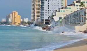 ¿Ganas de playa en Mazatlán, Sinaloa? Atentos, pues ya restringen accesos al mar por fuerte oleaje