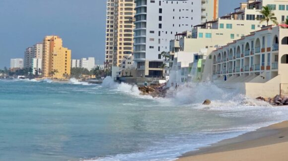 ¿Ganas de playa en Mazatlán, Sinaloa? Atentos, pues ya restringen accesos al mar por fuerte oleaje